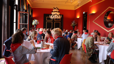 Asistentes profesionales en sus mesas en el evento turístico gastronómico.